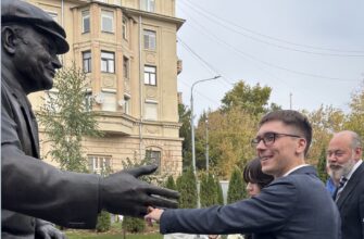 Новый памятник Юрию Лужкову стал местом притяжения для столичных молодоженов