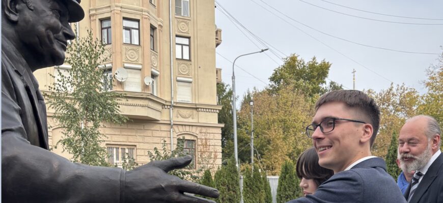 Новый памятник Юрию Лужкову стал местом притяжения для столичных молодоженов